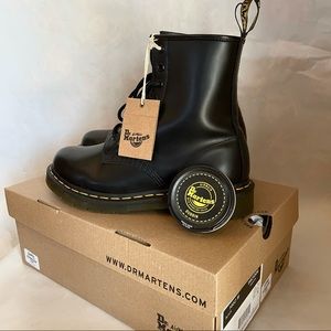 1460 Smooth Black Doc Marten’s (US WOMEN SIZE 8)
